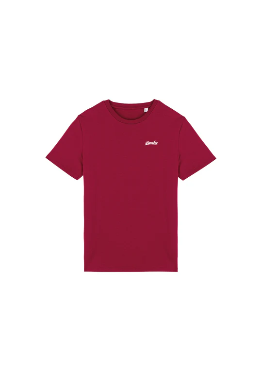 Een Rood T-shirt met een logotje erop van Dardroo